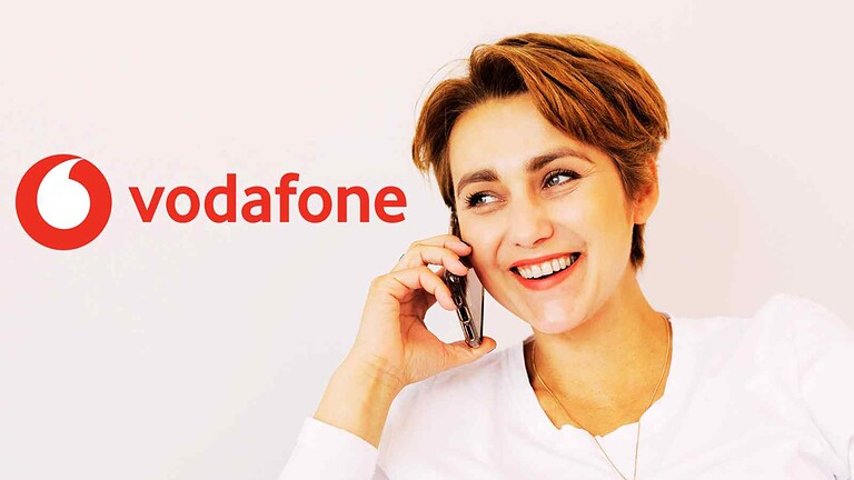 Immagine di una donna che parla al telefono, promozione Vodafone Italia con logo visibile.