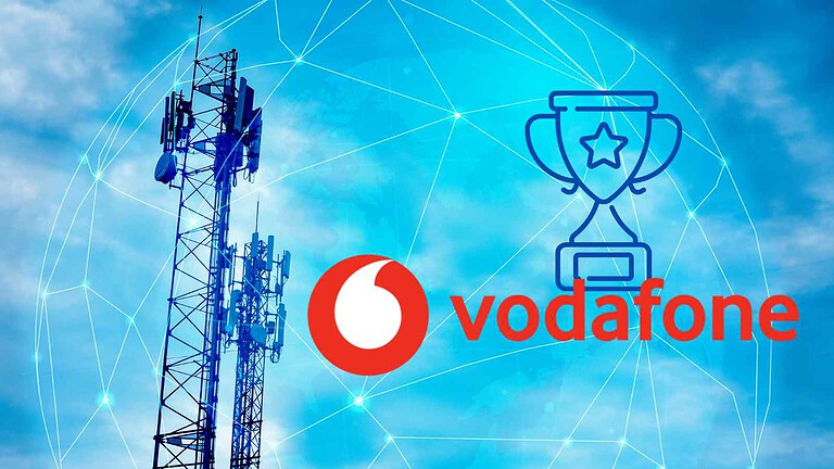 Immagine di un'antenna di telecomunicazioni con logo Vodafone e icona di trofeo per il successo e l'eccellenza nel settore.