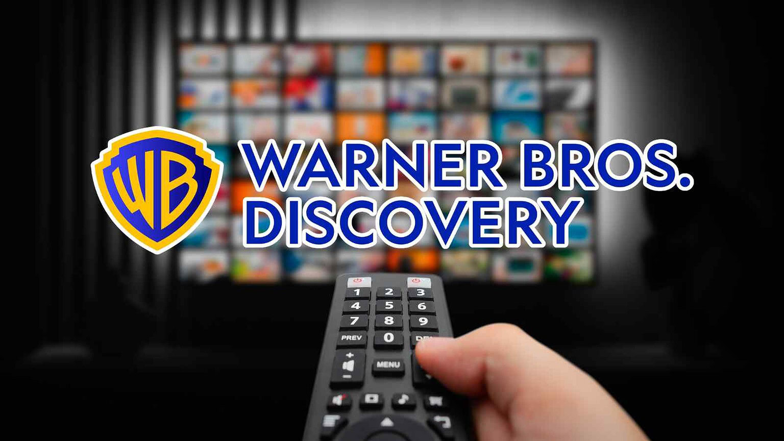 Televisore con logo Warner Bros Discovery in primo piano, con telecomando in mano e schermo pieno di contenuti multimediali sullo sfondo, perfetto per notizie streaming, intrattenimento e tecnologia.