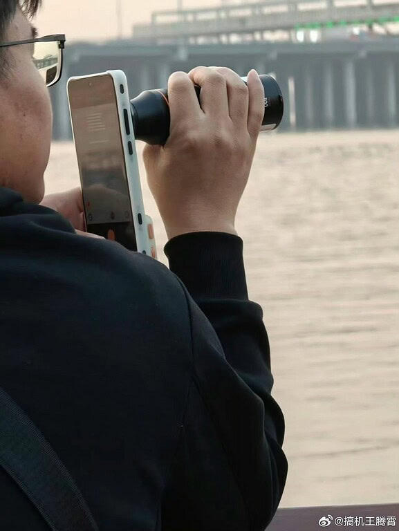 Oppo Find X9 Ultra: spunta il kit con teleconverter da 300 mm Oppo Find X9 Ultra: spunta il kit con teleconverter da 300 mm