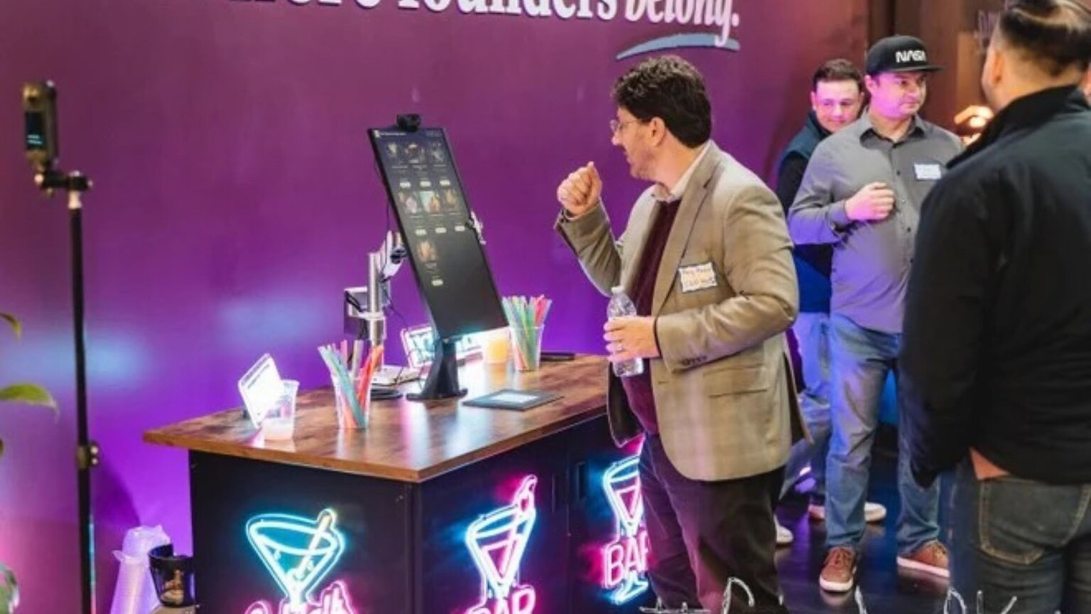 CES 2026: debutta il bartender robot che ricorda i cocktail preferiti