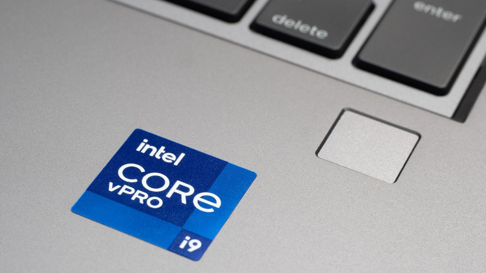 Intel: segnali di ripresa grazie all’AI, ma ci sono problemi sui PC