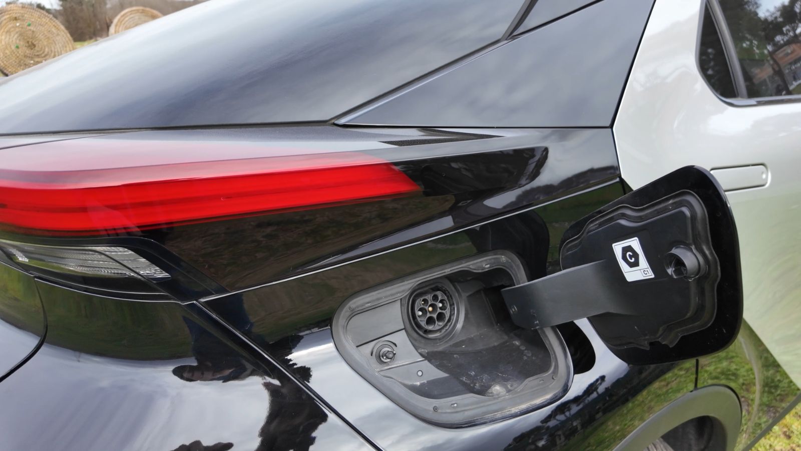 Toyota C-HR Plug-in Hybrid 220 CV Toyota C-HR Plug-in Hybrid 220 CV