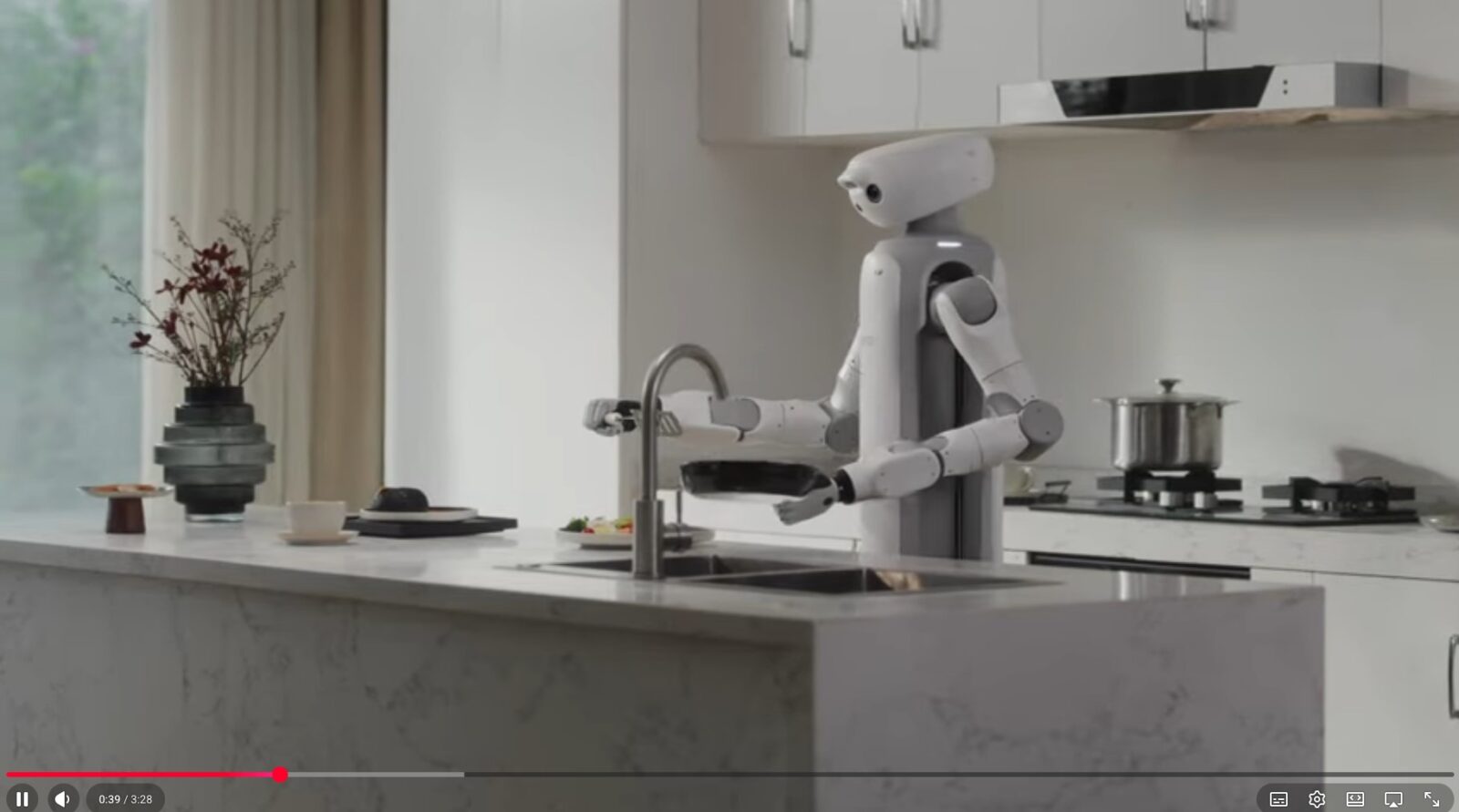 SwitchBot onero H1, CES 2026: il robot perfetto per i lavori di casa SwitchBot onero H1, CES 2026: il robot perfetto per i lavori di casa