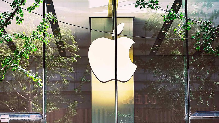John Ternus emerge come possibile successore di Tim Cook, simbolo di una Apple orientata a continuità, hardware e gestione prudente.