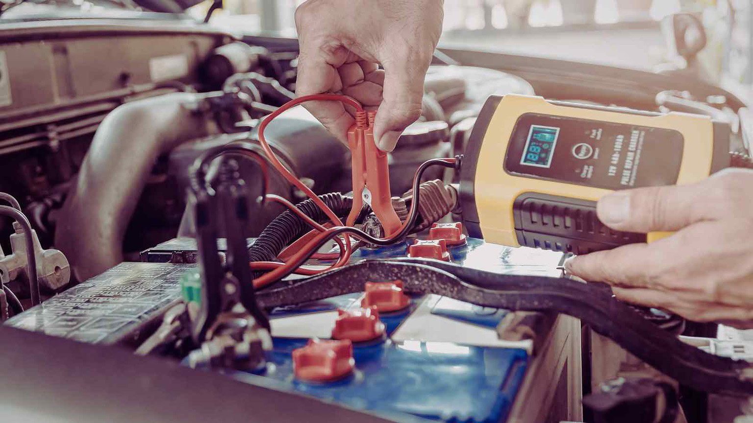 Svolt presenta batterie semi-solide e ricarica ad impulsi, riducendo i tempi alla spina e potenziando auto elettriche e ibride.