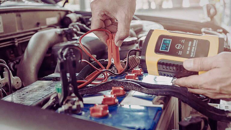 Svolt presenta batterie semi-solide e ricarica ad impulsi, riducendo i tempi alla spina e potenziando auto elettriche e ibride.
