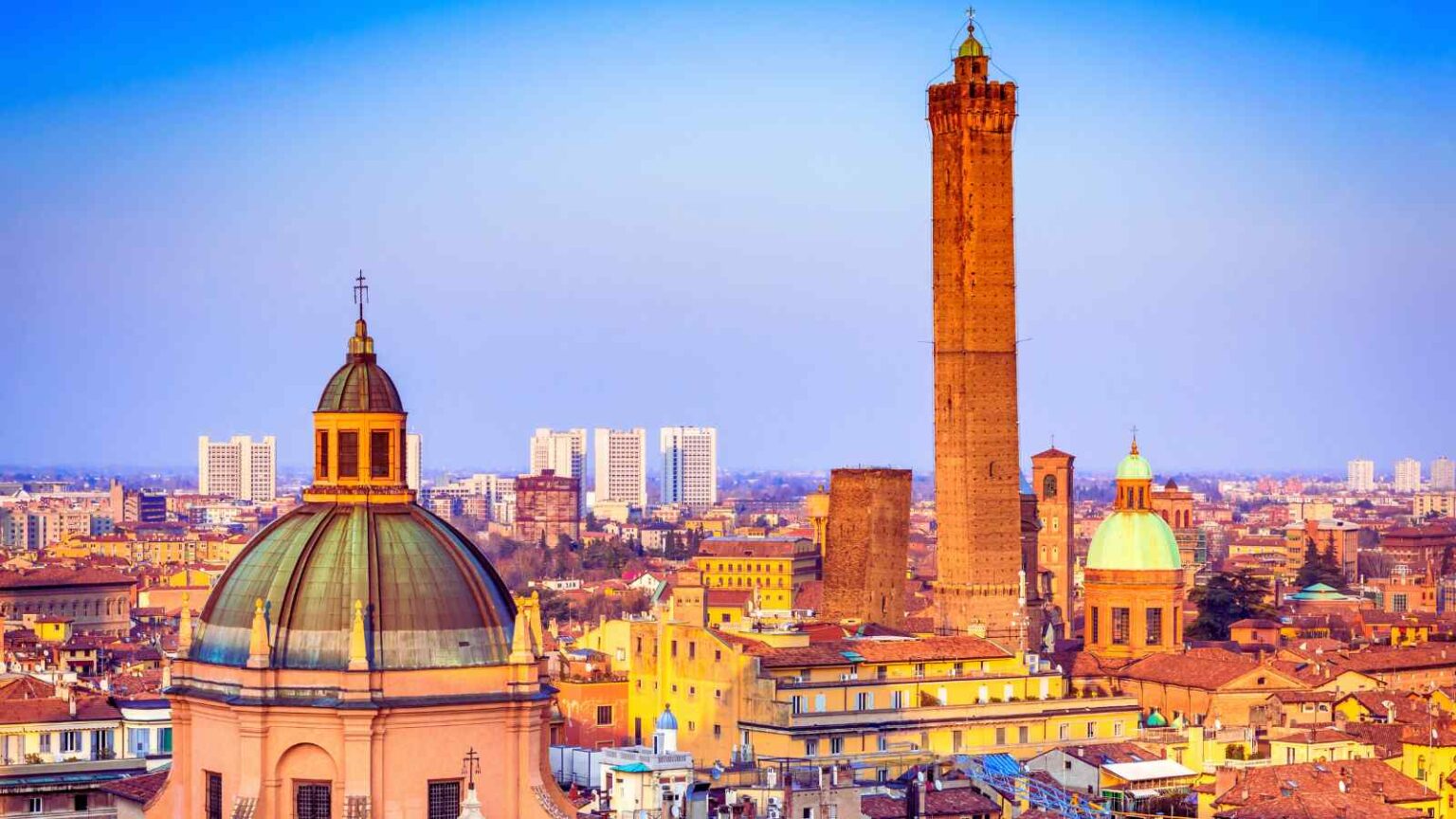 Dal 2026 Bologna vieta l’accesso in ZTL alle auto ibride dei non residenti, puntando su elettrico puro e centro più vivibile.