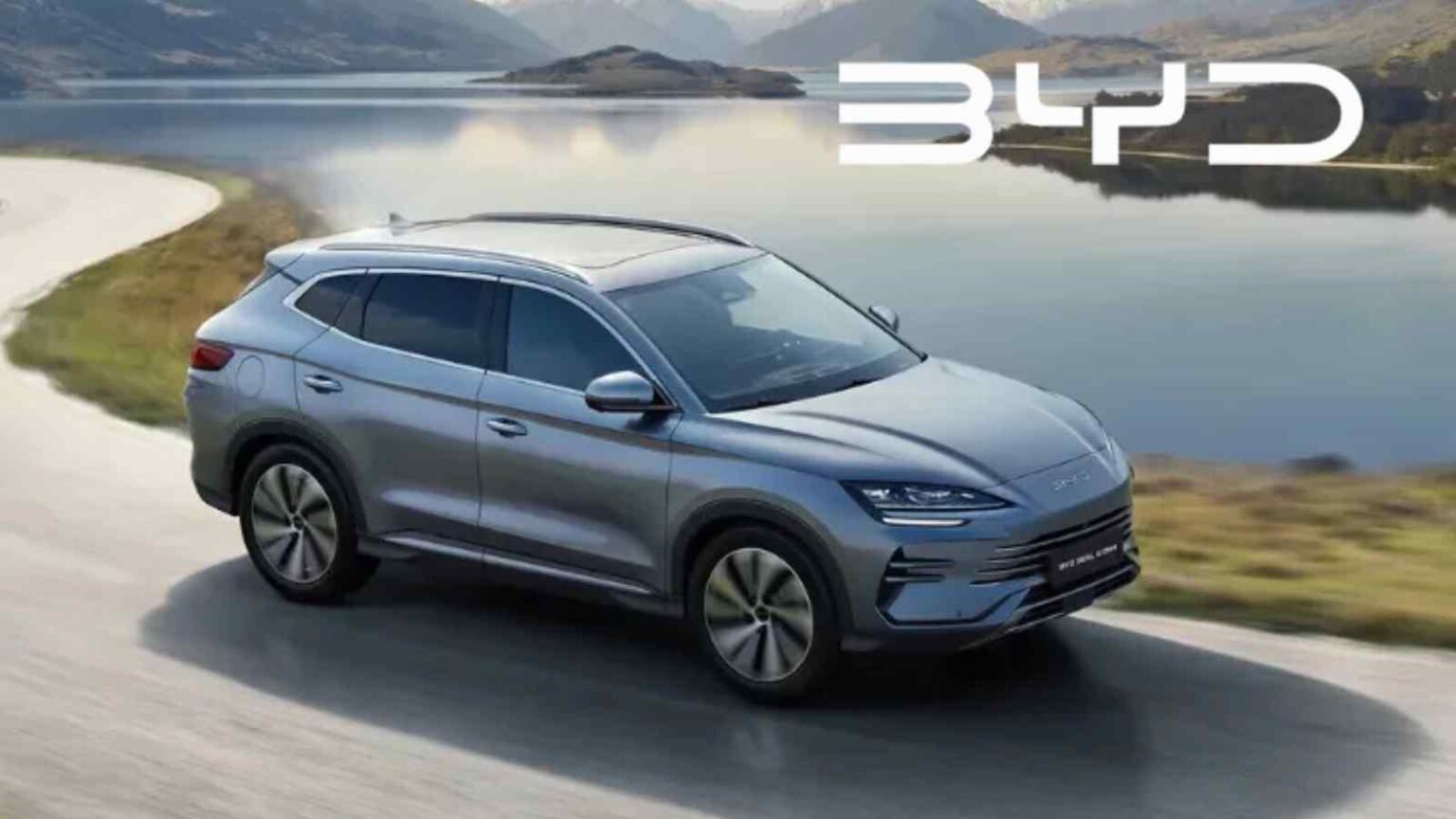 Nel 2025 Tesla perde terreno nel mercato EV mentre **BYD** cresce, costringendo il brand a ripensare strategia e offerte.
