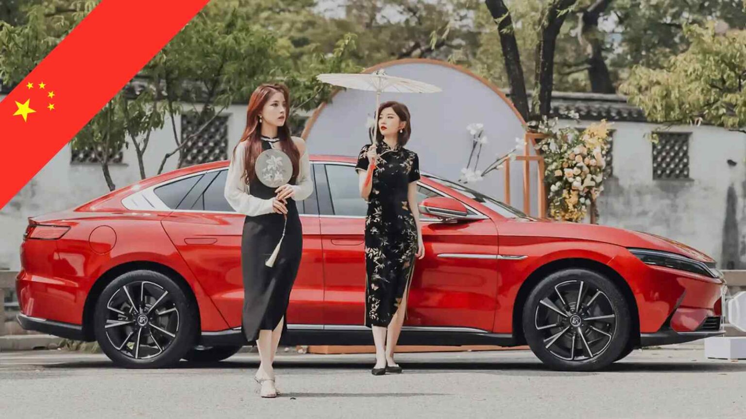 La Cina introduce limiti vincolanti ai consumi delle auto elettriche, spingendo produttori come BYD e Geely verso maggiore efficienza.