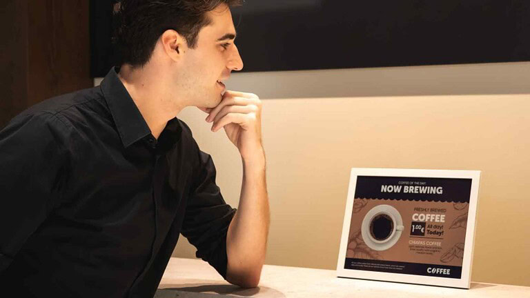 Samsung presenta Color E-Paper da 13” con e-ink a colori e materiali sostenibili per segnaletica digitale a basso consumo.