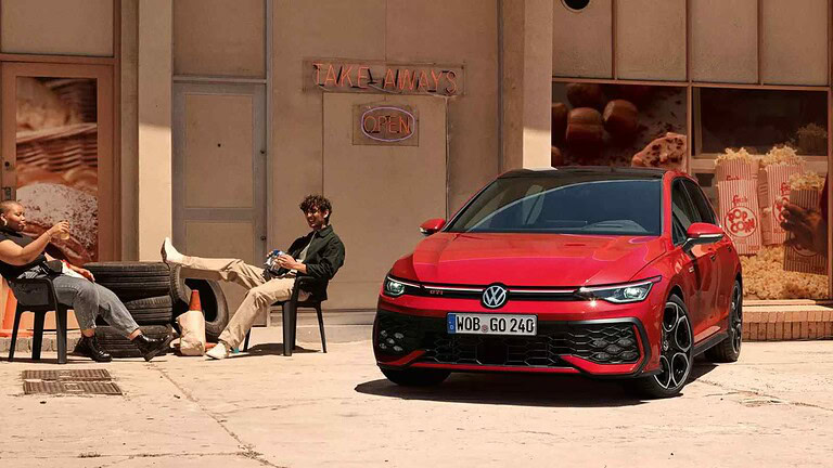 Volkswagen conferma Golf GTI e R fino al 2030, aggiornando i motori turbo e lanciando nuove versioni GTI elettriche.