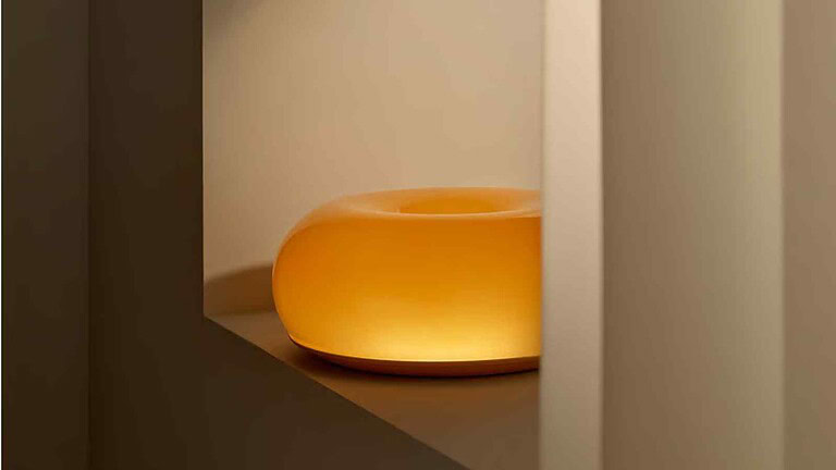 IKEA anticipa il lancio della lampada smart Varmblixt, compatibile con Matter e controllabile tramite app e telecomando.