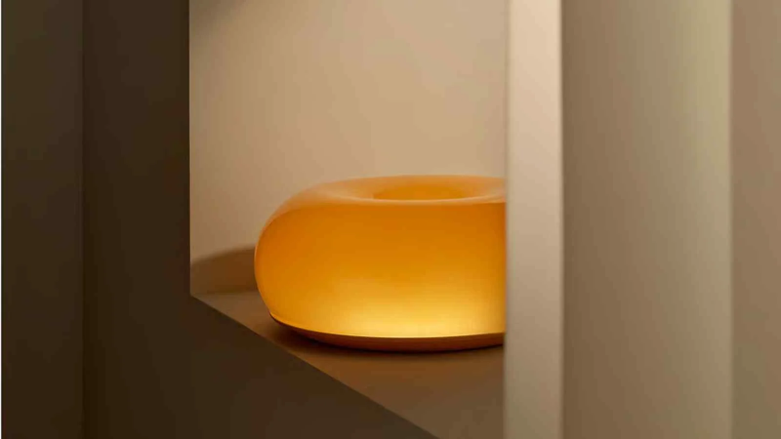 IKEA anticipa il lancio della lampada smart Varmblixt, compatibile con Matter e controllabile tramite app e telecomando.