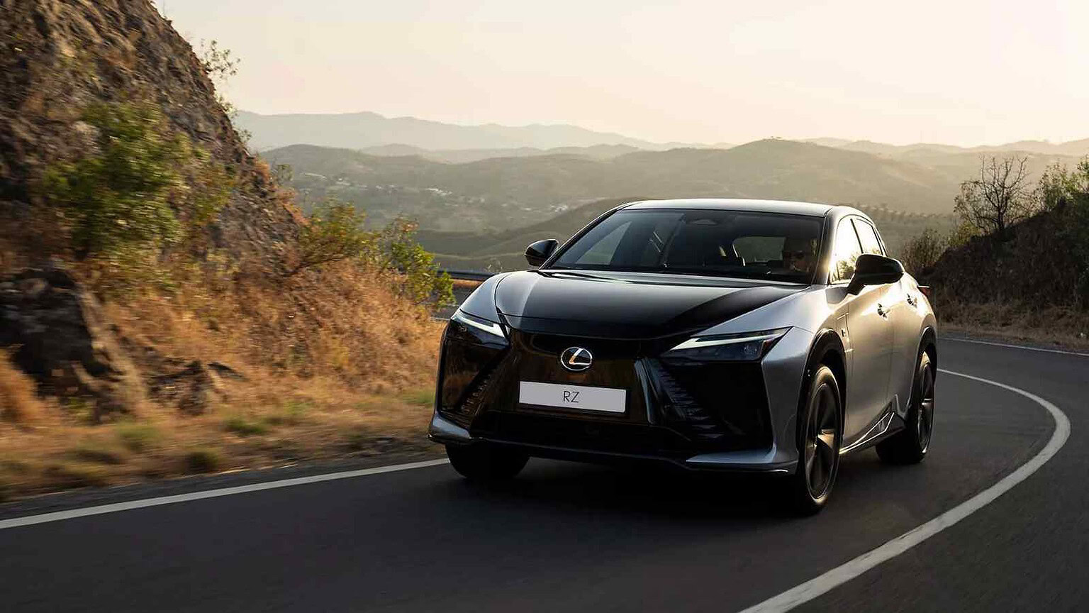 La nuova Lexus RZ punta sull’esperienza di guida: steer-by-wire e cambio manuale virtuale per rendere l’elettrico più coinvolgente.