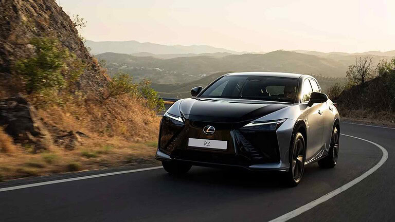 La nuova Lexus RZ punta sull’esperienza di guida: steer-by-wire e cambio manuale virtuale per rendere l’elettrico più coinvolgente.