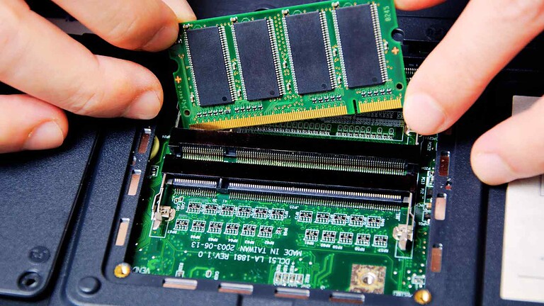La crescente domanda di RAM per AI rischia di ridurre disponibilità e aumentare i prezzi di smartphone, PC e altri dispositivi.