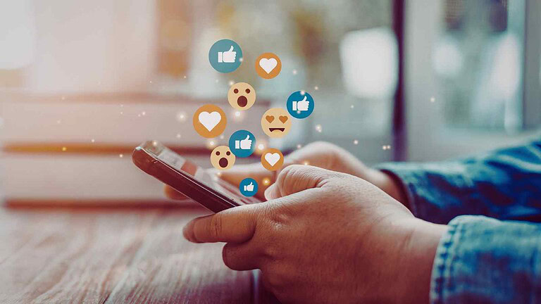 Nel 2025 gli italiani riducono tempo e utenti sui social, con TikTok e Reddit a crescere mentre Facebook, Instagram e X calano.