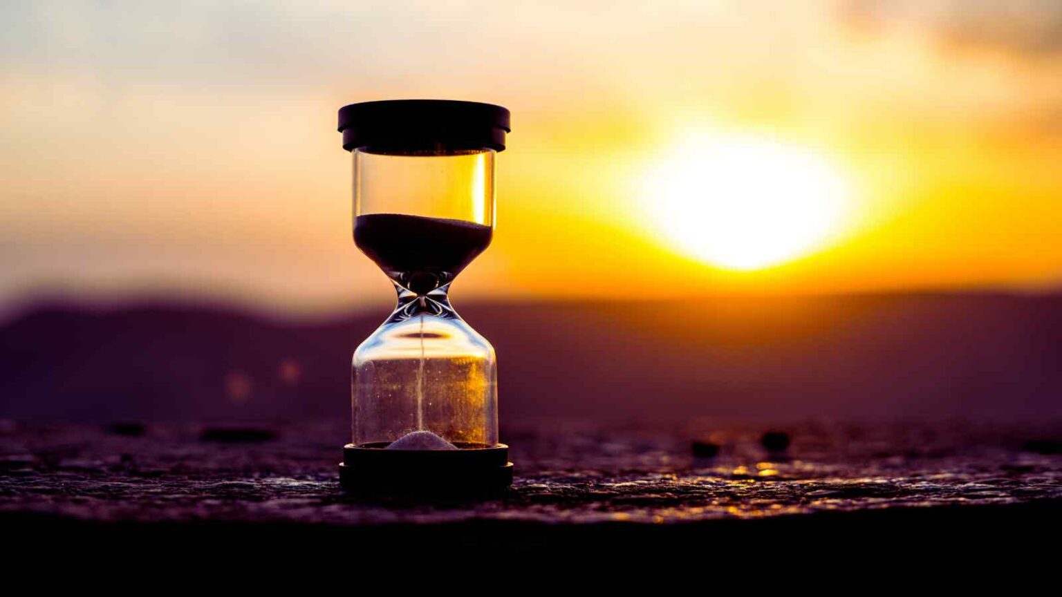 Fisici cinesi spiegano la freccia del tempo: il flusso irreversibile nasce dalle informazioni intrecciate tra le particelle.