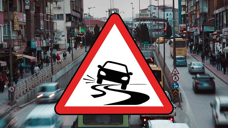 Waze introduce avvisi anticipati per curve, dossi, limiti e mezzi di emergenza, puntando a una guida più sicura e personalizzata.