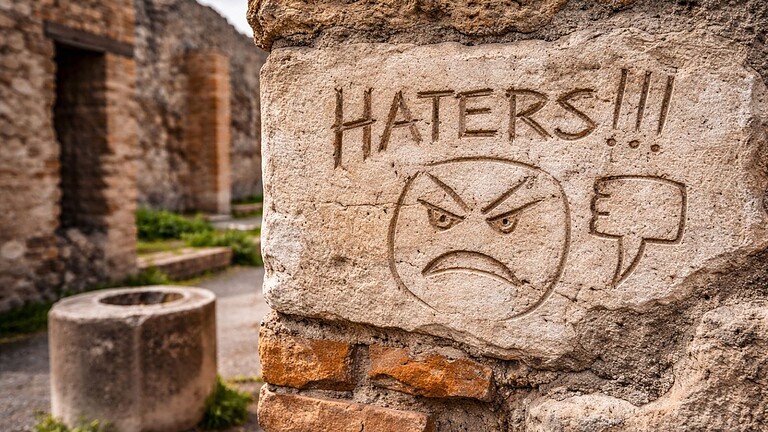 Hater presenti anche a Pompei: lo dimostrano i graffiti sui muri