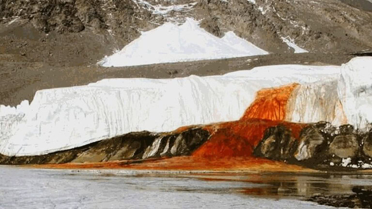 Ghiacciaio con cascata di sangue: risolto l'inquietante mistero