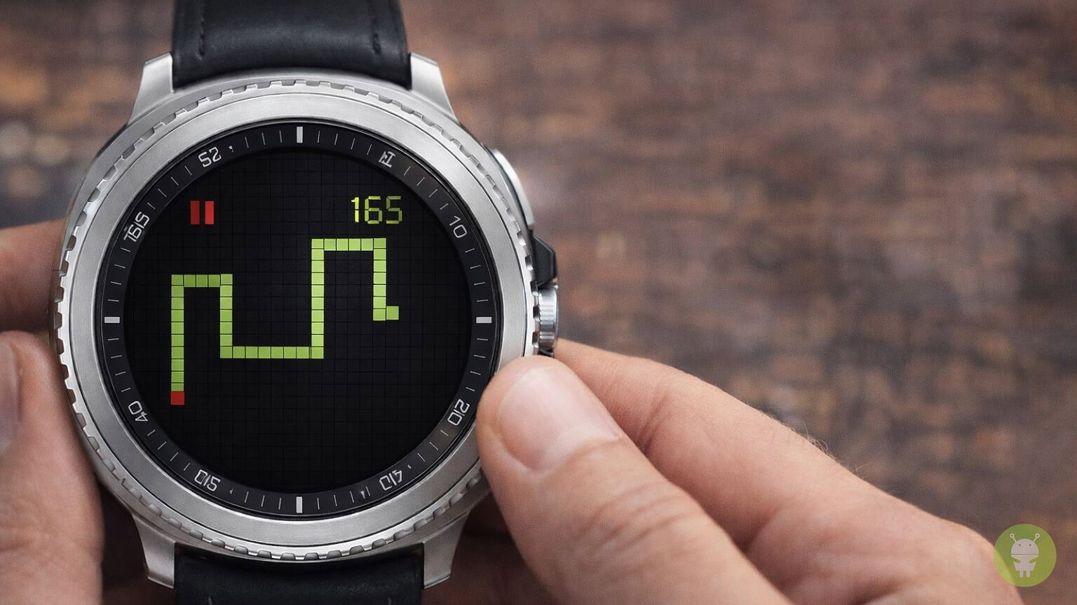 Samsung Galaxy Watch Classic: Snake torna con i comandi sulla ghiera