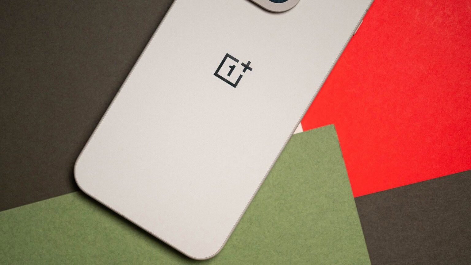 OnePlus 16 avrà una batteria super: trapelate tante specifiche