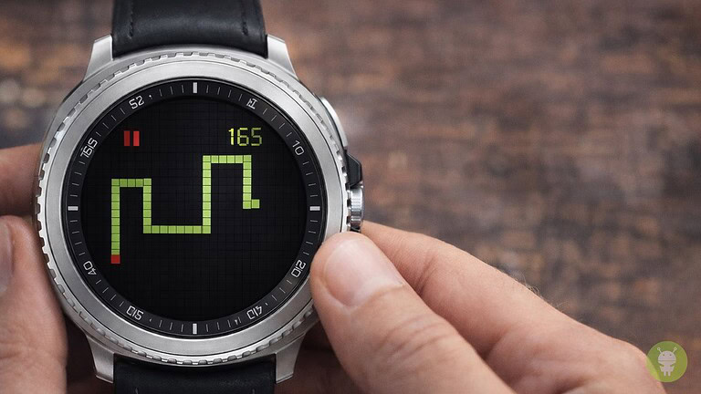 Samsung Galaxy Watch Classic: Snake torna con i comandi sulla ghiera