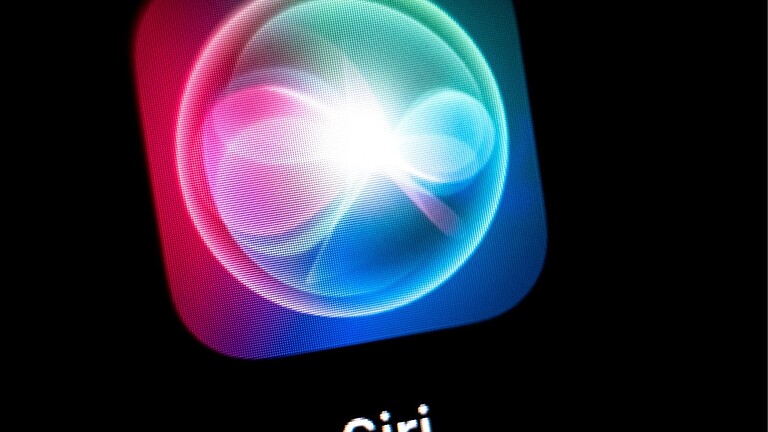 Apple rinvia la nuova Siri: le funzioni più evolute slittano oltre iOS 26.4