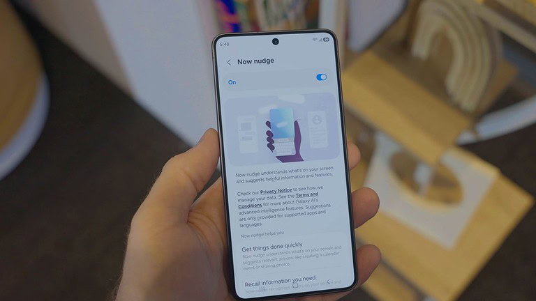 Samsung Galaxy S26, la nuova funzione Now Nudge avvicina agli utenti all'AI