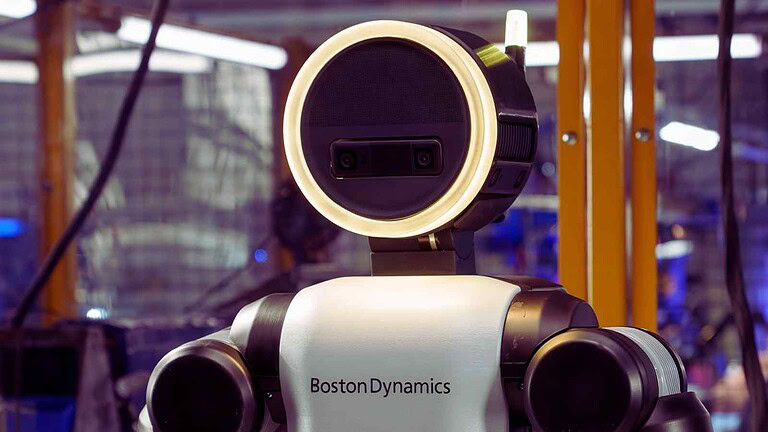 Atlas di Boston Dynamics evolve da fenomeno virale a robot industriale, imparando compiti complessi in meno di un giorno.