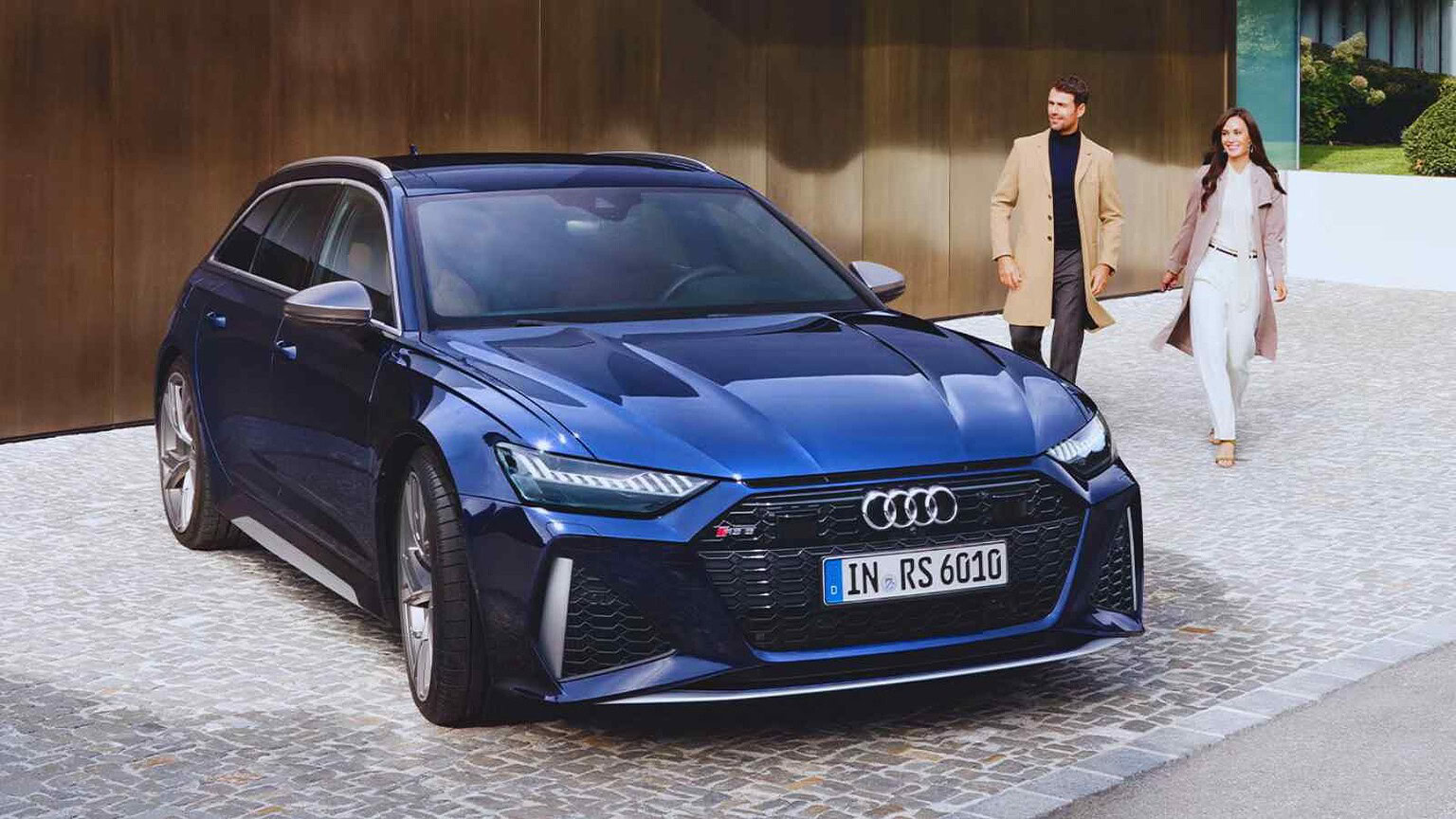La nuova Audi RS6 ibrida combina un V8 biturbo, oltre 700 CV e il ritorno della versione berlina per prestazioni e stile.
