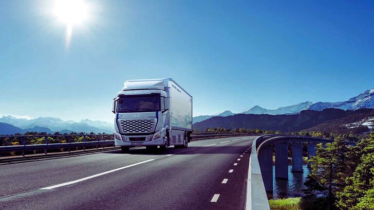 I camion a idrogeno Hyundai XCIENT Fuel Cell superano 20 milioni di km in Europa, dimostrando l’affidabilità nel trasporto pesante.
