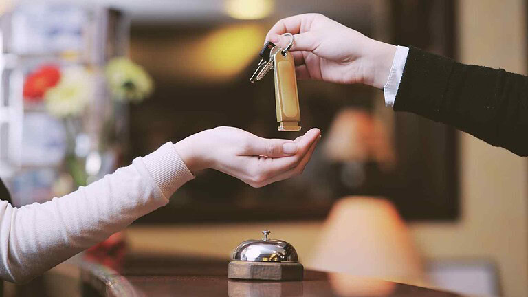Un giovane spagnolo ha sfruttato una falla nei pagamenti online per soggiornare in hotel di lusso pagando solo un centesimo a notte.
