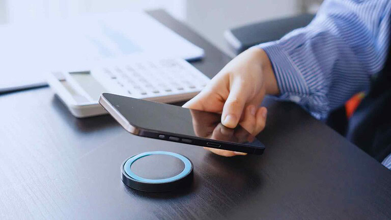 I Galaxy S26 supportano Qi2 più veloce, ma non integrano magneti, lasciando l’allineamento ai soli accessori esterni.