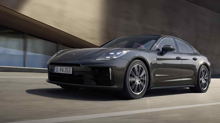 La Porsche Panamera 2027 si aggiorna con fari e paraurti ridisegnati, radar avanzati, flow display e versioni ibride potenziate.