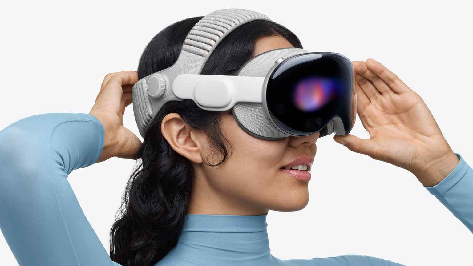 A due anni dal lancio, il Vision Pro impressiona tecnicamente ma resta poco pratico e difficilmente indispensabile nella vita quotidiana.