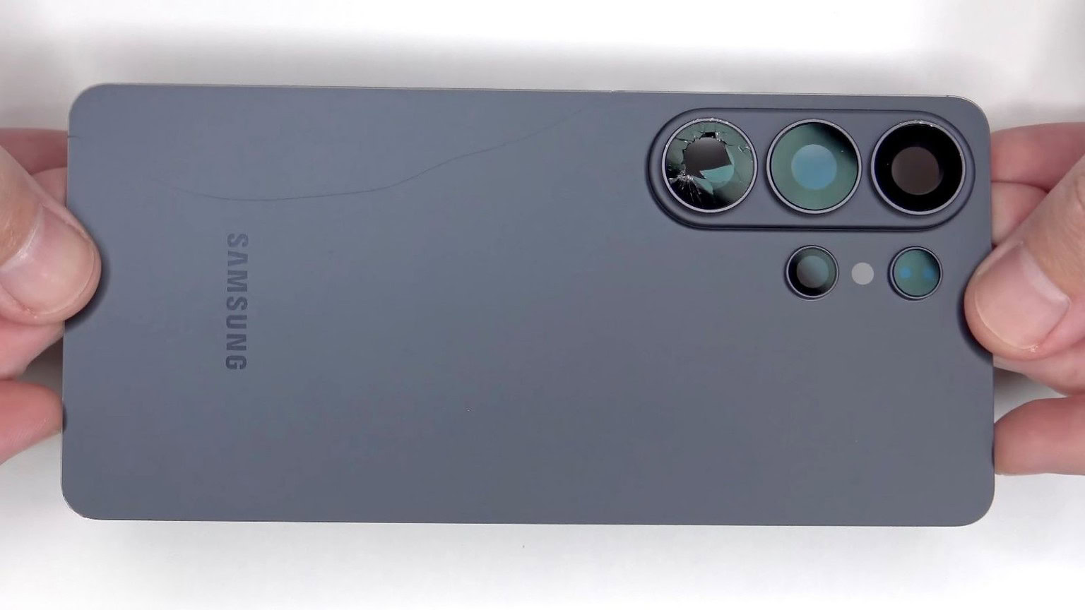 Samsung Galaxy S26 Ultra è stato smontato: i punti di forza e una sorpresa
