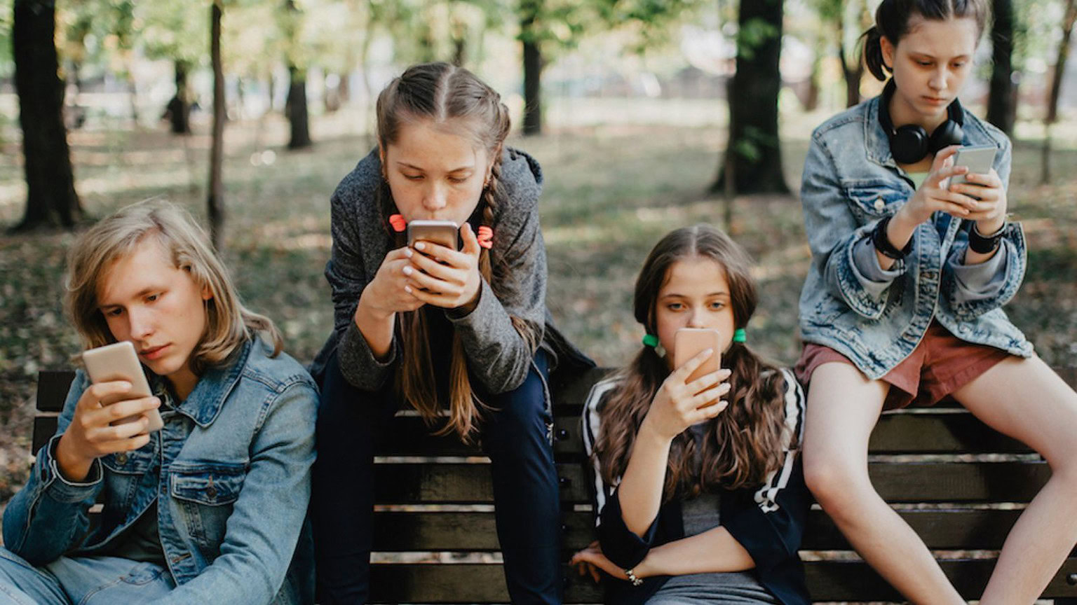Smartphone e adolescenti: l'allarme degli psicologi italiani è serio
