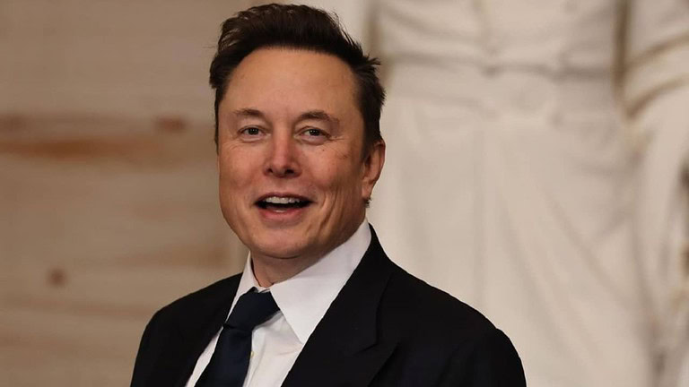 Elon Musk, la madre ha svelato com'è la sua vita di tutti i giorni