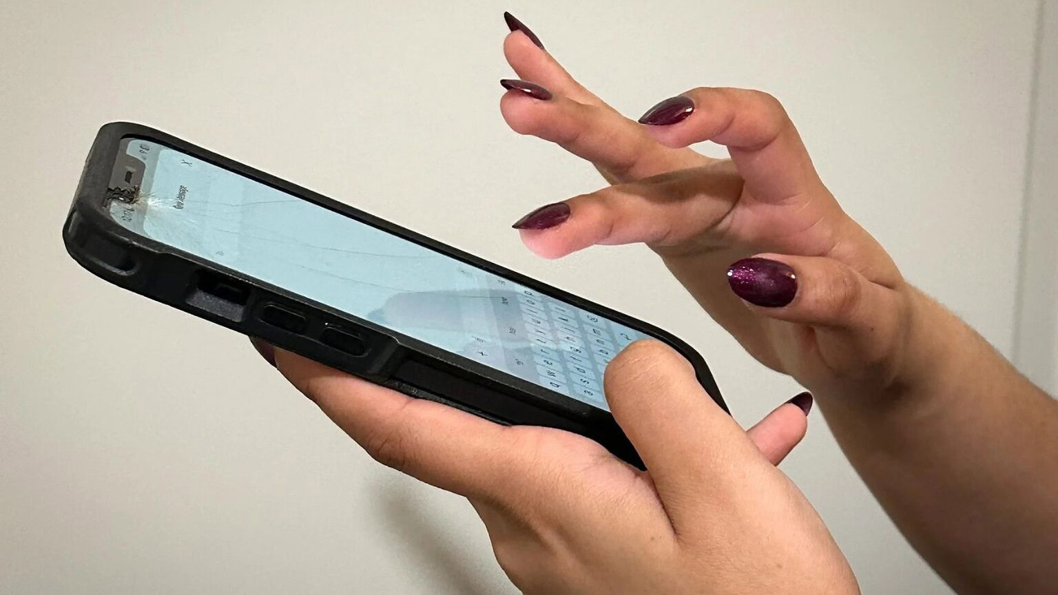 Smalto trasparente per usare il touchscreen: l'idea viene dagli USA