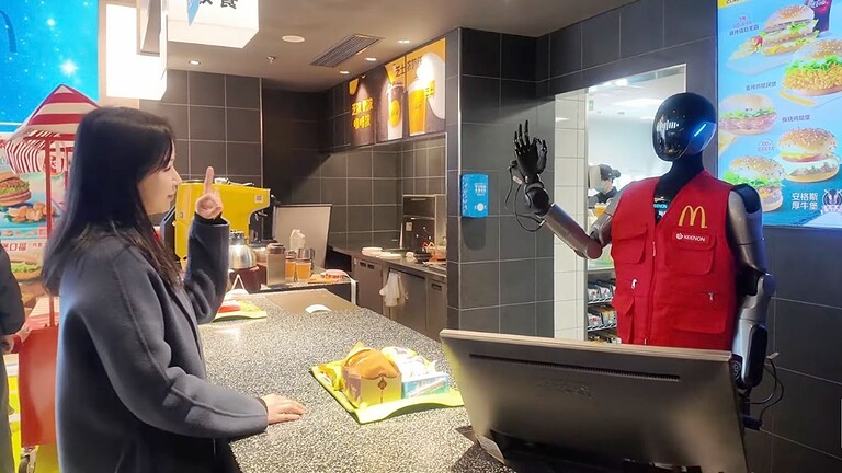 McDonald's testa robot umanoidi a Shanghai: servono ai tavoli