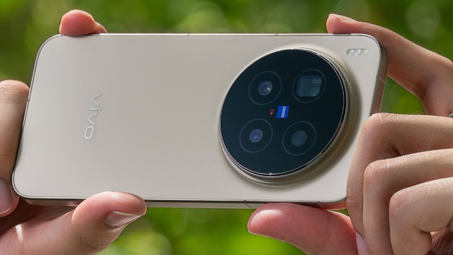 Vivo X300s è più vicino: svelati ufficialmente display e lato gaming