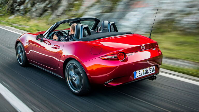 Mazda MX-5 conserva la tradizione: sotto i 1.000 kg e niente ibrido