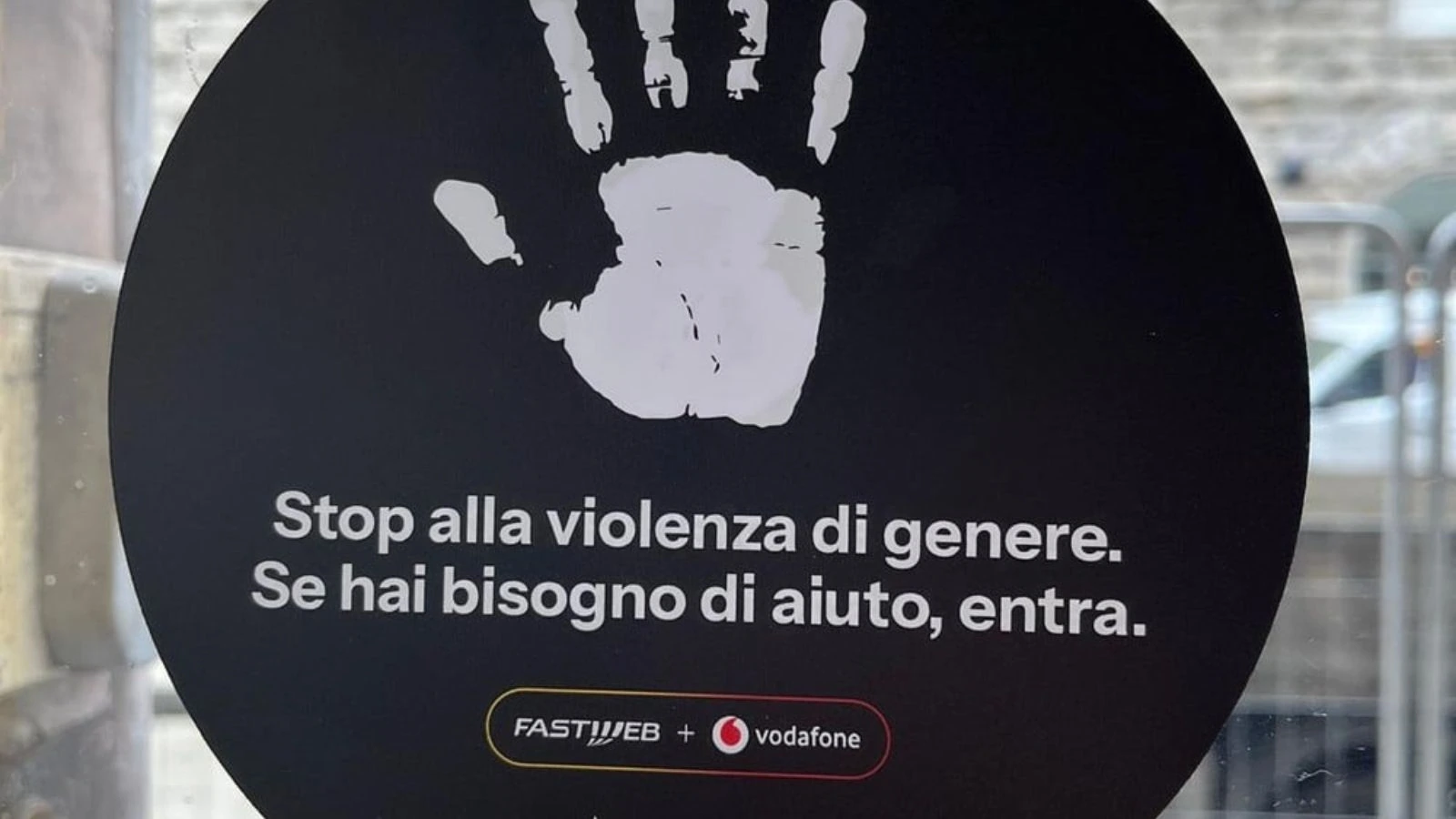 Fastweb + Vodafone: negozi diventano presidi contro la violenza, l'iniziativa