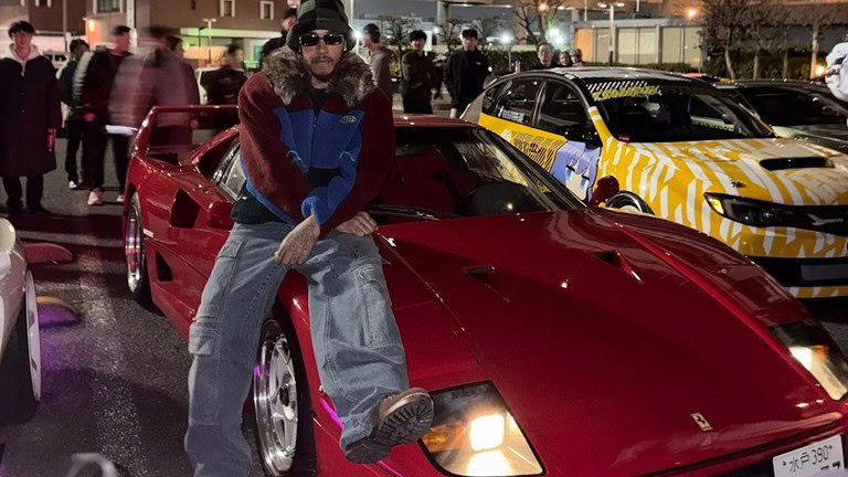 Lewis Hamilton in Ferrari F40 al raduno di Daikoku: fan impazziti