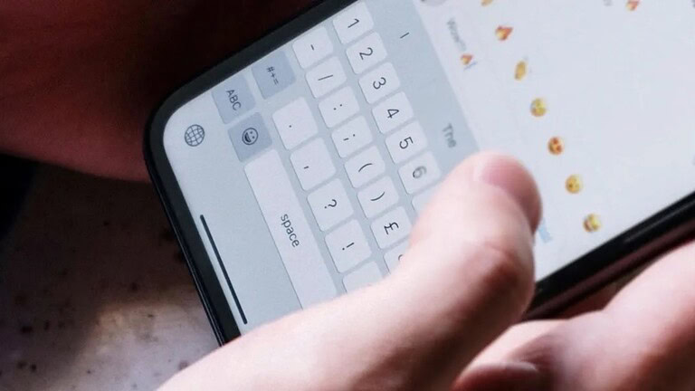 iOS 26.4, iPhone: corretto il bug della tastiera che faceva impazzire tutti