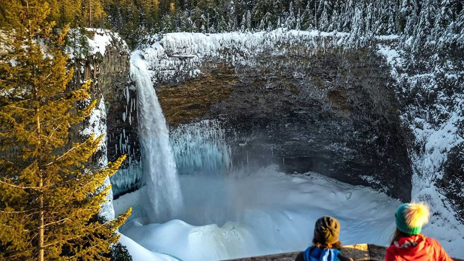 Canada, la cascata ghiacciata è inquietante: si chiama Calderone della Morte