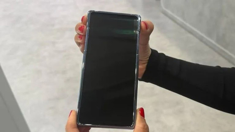Samsung: arriva uno smartphone con schermo allungabile
